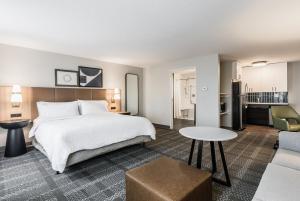 Postel nebo postele na pokoji v ubytování Staybridge Suites - Dawson Creek by IHG