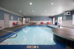 una gran piscina con sillas y mesas rojas en Holiday Inn Express & Suites Chattanooga-Hixson, an IHG Hotel en Hixson