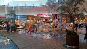a shopping mall with a christmas display in it at Modern eingerichtetes Apartment zum entspannen und wohlfühlen in Oldenburg