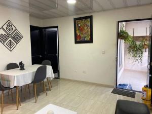 een eetkamer met een tafel en stoelen en een raam bij Cómoda casa cerca al centro in San José del Guaviare