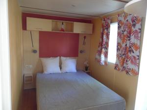 CAMPING LES PAILLOTES客房内的一张或多张床位