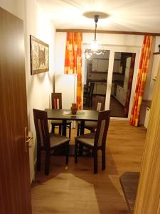 - une salle à manger avec une table, des chaises et un miroir dans l'établissement Wirtin z Atzersdorf, 