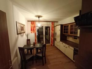 a kitchen and dining room with a table and chairs at Wirtin z Atzersdorf 