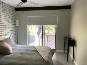 מיטה או מיטות בחדר ב-Modern studio with private patio