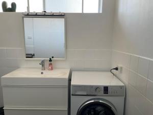 תמונה מהגלריה של Modern studio with private patio בDernancourt