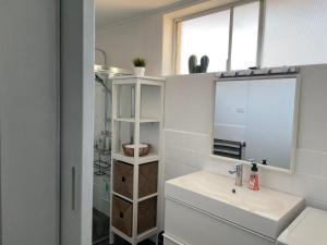 תמונה מהגלריה של Modern studio with private patio בDernancourt +23 תמונות