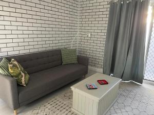 אזור ישיבה ב-Modern studio with private patio