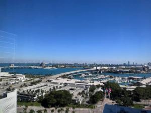 - une vue sur un port avec un pont et des bateaux dans l'établissement Luxury Waterfront Residences - near Kaseya Center, à Miami