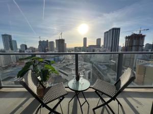 einen Tisch und zwei Stühle auf einem Balkon mit Aussicht in der Unterkunft Luxury Waterfront Residences - near Kaseya Center in Miami
