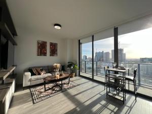 uma sala de estar com um sofá e uma mesa em Luxury Waterfront Residences - near Kaseya Center em Miami