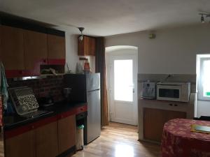 een keuken met een koelkast en een magnetron bij Studio 1 in Punat - Insel Krk in Punat +19 foto's