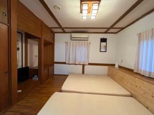 三義鄉的住宿－石濤園，一间设有两张床和一台电视的房间