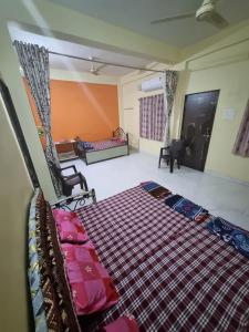 um quarto com uma cama e um quarto com uma cama em Masuti Homestay AC & Non AC em Akalkot