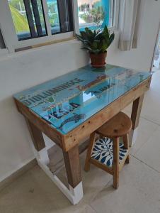 une table avec un dessus en verre et une plante dessus dans l'établissement Casa Coloradita/Cozy colorful flat with Starlink, à Holbox