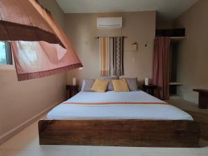 - une chambre avec un grand lit dans l'établissement Casa Coloradita/Cozy colorful flat with Starlink, à Holbox