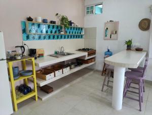 - une cuisine avec un évier et une table dans l'établissement Casa Coloradita/Cozy colorful flat with Starlink, à Holbox