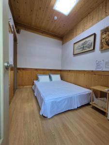 a bedroom with a large bed in a room at Starlight Rest Area in Jeonju