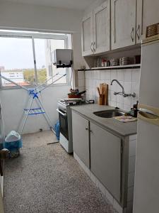 een keuken met een wastafel en een fornuis bij Apartamento para cuatro personas totalmente equipado in Montevideo