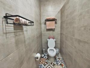 uma casa de banho com WC e toalhas em Space Oddity By Paradox na Cidade do Panamá