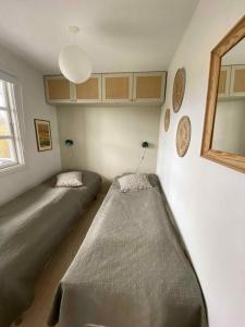 Postel nebo postele na pokoji v ubytování Cosy Summercottage In Kerteminde Sommerby
