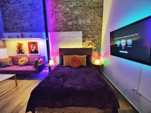 um quarto com uma cama, uma televisão e um sofá em Space Oddity By Paradox na Cidade do Panamá
