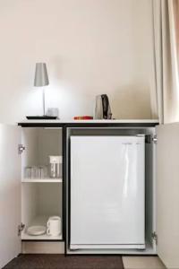 Una cocina o kitchenette en Harbourfront Resort - King Studio with Balcony & Pool