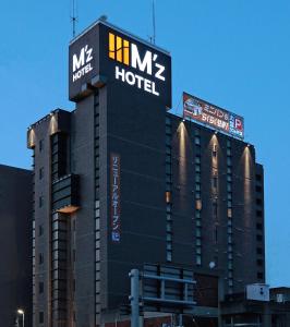 名古屋市にあるM'z HOTELの上に看板が書かれたホテル