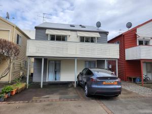 un coche aparcado frente a una casa en An inner city 4-bedroom house with two carparks en Wellington