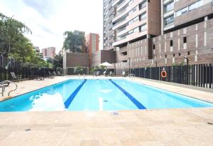 uma grande piscina azul ao lado de um edifício em Medellin Luxury PH 22-Floor Incredible City View em Envigado
