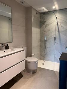 a bathroom with a toilet and a shower at Casa del Golf in La Alcaidesa