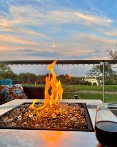 una hoguera en una mesa con una copa de vino en Casa del Golf en Alcaidesa