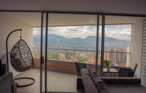 uma sala de estar com um sofá e uma grande janela em Medellin Luxury PH 22-Floor Incredible City View em Envigado