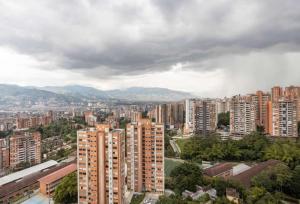 uma vista para uma cidade com muitos edifícios altos em Medellin Luxury PH 22-Floor Incredible City View em Envigado