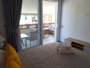 una camera d'albergo con un letto e asciugamani di modern apt near Heraklion city & airport a Néa Alikarnassós