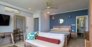 Postel nebo postele na pokoji v ubytování Beau Vallon Studios - Apartments Vacation Rentals