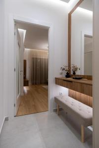 einen Flur mit einer Bank und einem Spiegel in der Unterkunft City Luxury in Trebinje