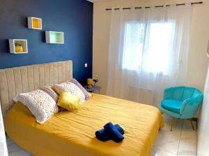 een slaapkamer met een geel bed en een blauwe muur bij Toulouse in Toulouse