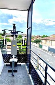 een uitzicht vanaf het balkon van een gebouw bij Toulouse in Toulouse