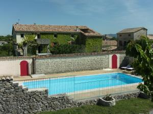 Bazén v ubytování Gîtes la FENIERE, 105 m2, 3 ch, charme, calme et nature, piscine chauffée, sud Ardèche nebo v jeho okolí