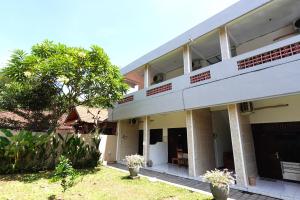 une vue extérieure d'un bâtiment dans l'établissement Pondok Dete Guesthouse, à anur