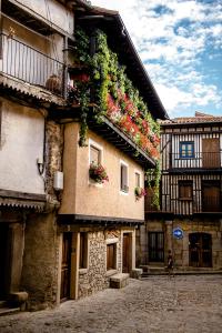 un edificio con flores a un lado. en La Esquina de Animas, en La Alberca