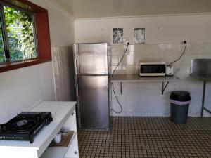 La cuisine est équipée d'un réfrigérateur et d'un four micro-ondes. dans l'établissement Minjerribah Island Accommodation Straddie, à Dunwich