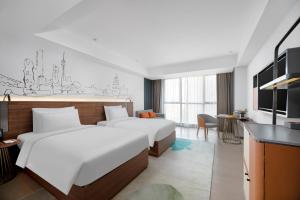 Postel nebo postele na pokoji v ubytování 西安高新六路万象汇逸扉酒店 UrCove by Hyatt Xi 'an Gaoxin Wanxianghui Hotel