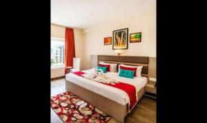 Pokój hotelowy z dużym łóżkiem z czerwoną zasłoną w obiekcie FabHotel Prime Krrish Inn w mieście Hajdarabad