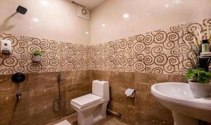 łazienka z toaletą i umywalką w obiekcie FabHotel Prime Krrish Inn w mieście Hajdarabad