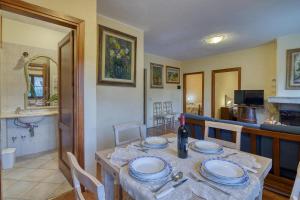 een eetkamer met een tafel en een keuken bij Tenuta Di Litiano With Pool - Happy Rentals in Roccastrada