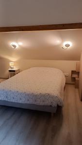 1 dormitorio con 1 cama, 2 mesitas de noche y 2 mesas en Appartement Les Ondines 4 pers., en Lemberg
