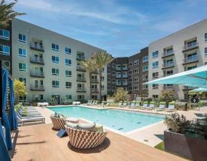 uma imagem de uma piscina num complexo de apartamentos em 8 minutes to Disneyland Sleeps 7 with 5 Beds 2 Bathrooms em Anaheim