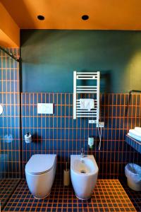 y baño con aseo y lavamanos. en Hotel Graziella, en Bellaria-Igea Marina