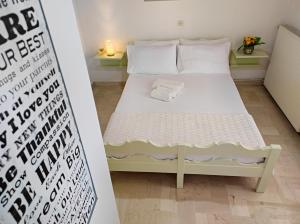 a small bedroom with a bed in a room at Νέος Πύργος Δίκλινο in Néos Pírgos